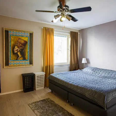 -hannula- Hiljainen Ja Tilava Kaksio Kahdella Autopaikalla Kauppojen Vieressae Apartment